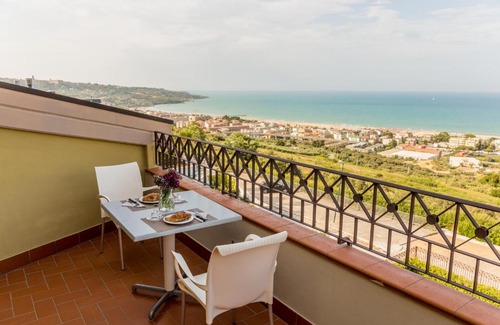Marina di Vasto House | Discover Residenza Borgo degli Ulivi with Pool & Breakfast