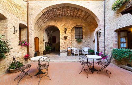 San Gimignano City Centre Hotel | Elegant Stay at Residenza D'Epoca Palazzo Buonaccorsi