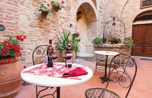 San Gimignano City Centre Hotel | Elegant Stay at Residenza D'Epoca Palazzo Buonaccorsi