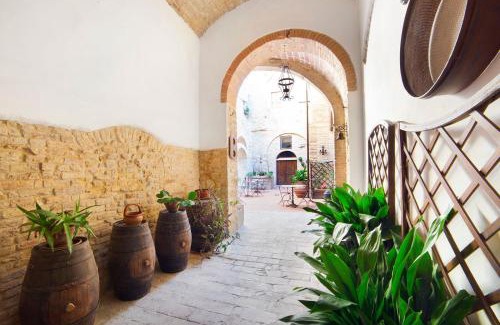 San Gimignano City Centre Hotel | Elegant Stay at Residenza D'Epoca Palazzo Buonaccorsi