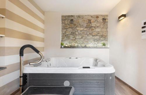 Lavaggiorosso Apartment | Family-Friendly Residenza del Capitano with Hot Tub Amenities