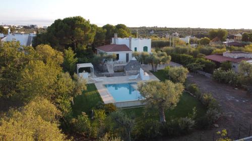 Castellana Grotte Villa | Elegant Residenza Lippolis: 4-Star Stay with Pool & Kitchen