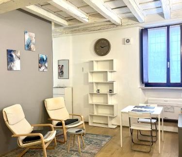 Old Town Apartment | Discover Comfort at Residenza Serena Suite - Rated 9/10!