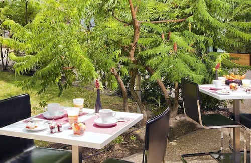 Carrieres-sur-Seine House | Discover Residhome Carrières La Défense: Pet-Friendly Retreat
