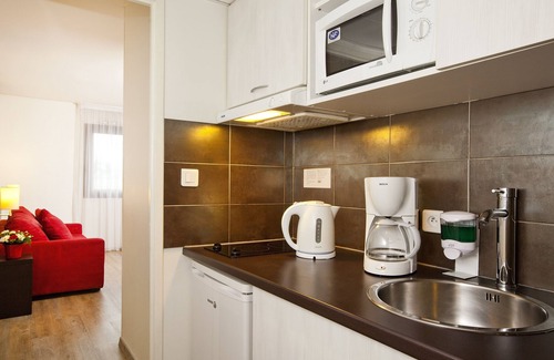 Purpan Apartment | Discover Comfort at Residhome Toulouse Tolosa with Spa Access