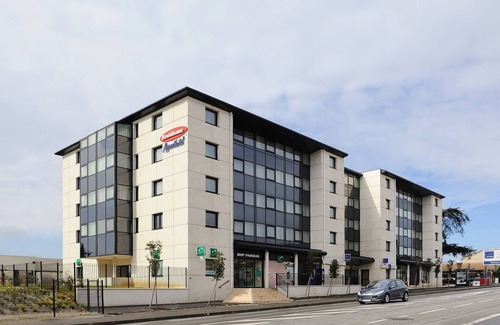 Purpan Apartment | Discover Comfort at Residhome Toulouse Tolosa with Spa Access