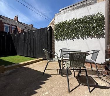 Blyth Apartment | ResiLets - NEW 3 Bed Apt, Sleeps 5, Town Centre, Ideal for contractors, holidaymakers, Professional Short Stay