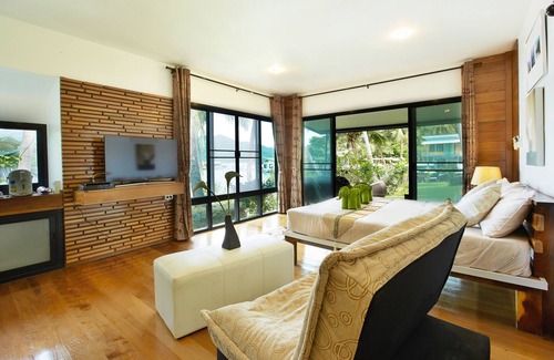 Bang Bao Bay Hotel | Inviting Resolution Resort: Family-Friendly with Pool & Dining