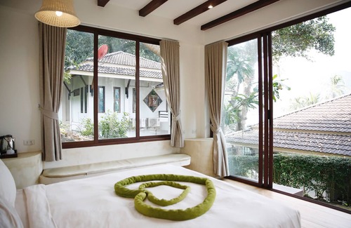 Bang Bao Bay Hotel | Inviting Resolution Resort: Family-Friendly with Pool & Dining