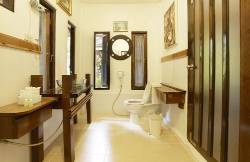 Bang Bao Bay Hotel | Inviting Resolution Resort: Family-Friendly with Pool & Dining