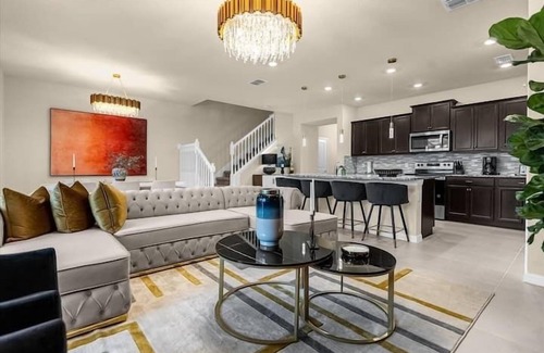 Wellington House | New Windsor Island 5BR Home with Pool & Spa Retreat