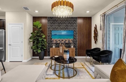 Wellington House | New Windsor Island 5BR Home with Pool & Spa Retreat