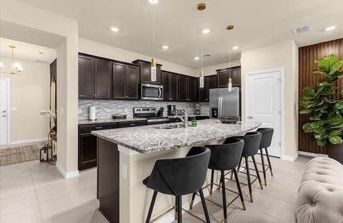 Wellington House | New Windsor Island 5BR Home with Pool & Spa Retreat