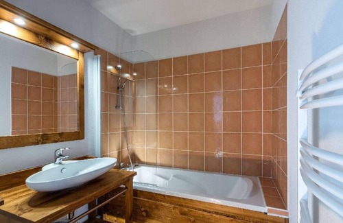 Abries Apartment | Relaxing Resort with Pool, Spa & Fitness in Abriès