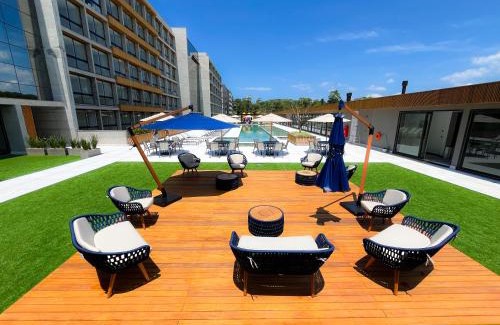 Xangri-La Apartment | Relaxing Resort with Heated Pool and Ocean View in Xangri-lá