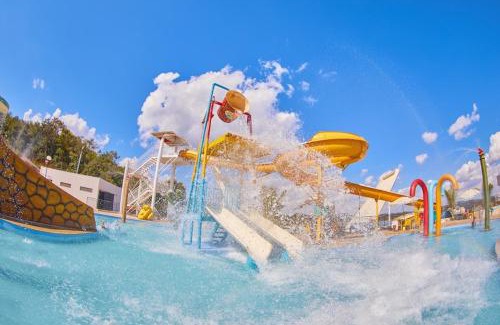 Caldas Novas Hotel | Beautiful Resort do Lago: Oceanfront with Pool & Spa