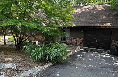 Sybertsville House | Resort Family Friendly Home 5-minute walk to the beach at Eagle Rock!