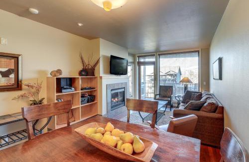 Chelan Apartment | Resort Getaway on Lake Chelan Pool and Beach Access