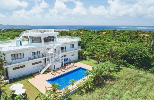 Ishigaki Hotel | Discover リゾートイン青の洞窟: Poolside Family Retreat