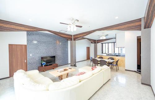 Ishigaki Hotel | Discover リゾートイン青の洞窟: Poolside Family Retreat