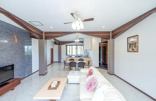 Ishigaki Hotel | Discover リゾートイン青の洞窟: Poolside Family Retreat