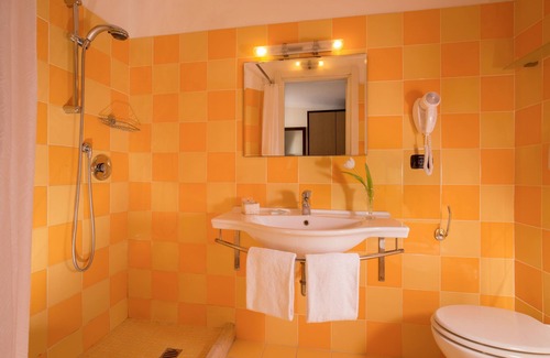 Zona LIV La Giustiniana Hotel | Relaxing Stay at Resort La Rocchetta with Spa & Dining