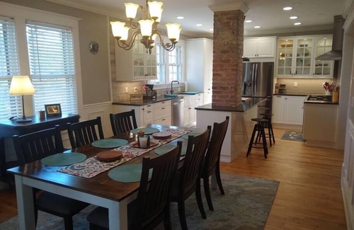North Chattanooga House | Cozy Retreat with Firepit & Hot Tub in Trendy North Shore