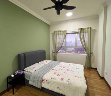 Kampung Rawa Apartment | Vibrant 3-Bedroom Retreat for Families - Rated 10/10
