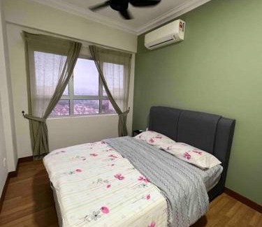 Kampung Rawa Apartment | Vibrant 3-Bedroom Retreat for Families - Rated 10/10