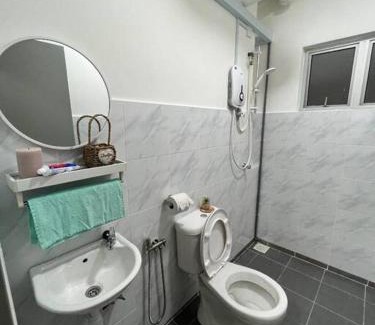 Kampung Rawa Apartment | Vibrant 3-Bedroom Retreat for Families - Rated 10/10