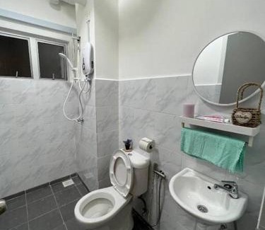 Kampung Rawa Apartment | Vibrant 3-Bedroom Retreat for Families - Rated 10/10
