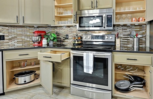 Cedar Park House | Resort Living in Cedar Park. Hot Tub, Fire Pit, Foosball, Poker & Pool Table,etc