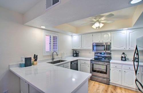 Paradise Valley Village Apartment | Inviting Paradise Valley Condo with Golf Course Views & Pool