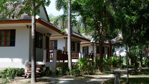 Nakhon Sawan Resort | Charming Resort Railumpoo: Family-Friendly Farm & Camping