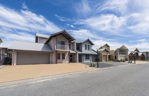 Ledge Point House | Beachfront Getaway with Pool and Ocean Views - Book Now!