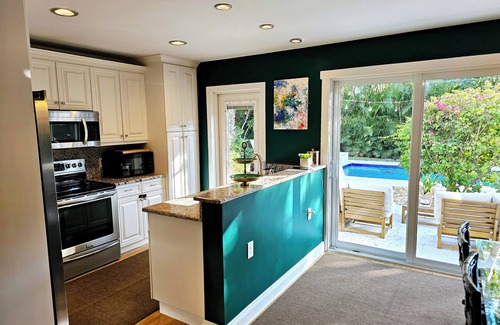Old Northwood House | Relaxing Resort Style Home with Pool, Near Palm Beach