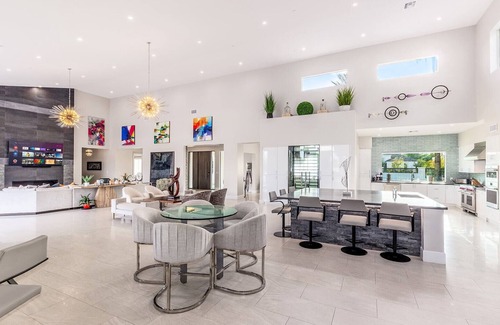 Charnwood House | Resort-Style Villa | Pool Pickleball Golf Relaxation