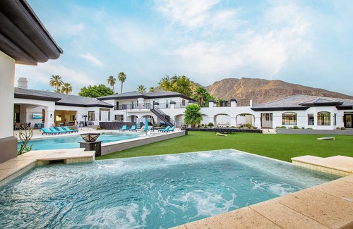 Charnwood House | Resort-Style Villa | Pool Pickleball Golf Relaxation