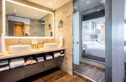 Alice Town Hotel | Relax at Hilton At Resorts World Bimini with Ocean Views