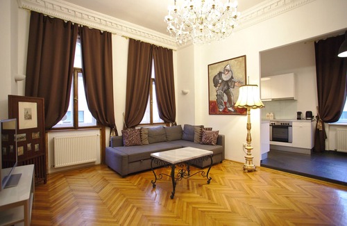 Sankt Ulrich Apartment | Timeless Elegance Meets Modern Comfort with Pool & Breakfast