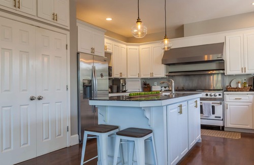 Sammamish House | Stunning Lakeside Retreat Near Microsoft with Pool & Spa