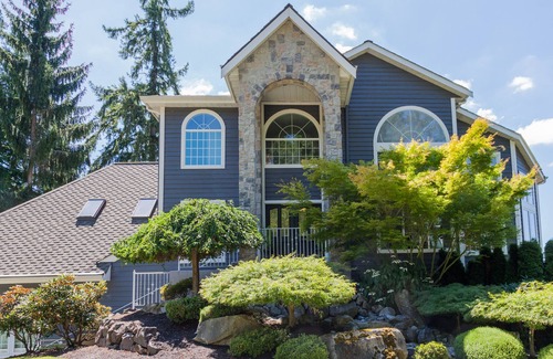Sammamish House | Stunning Lakeside Retreat Near Microsoft with Pool & Spa