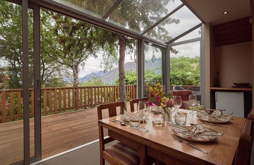 Queenstown City Centre Cottage | Relax and Unwind at Queenstown Holiday Home - Family Friendly