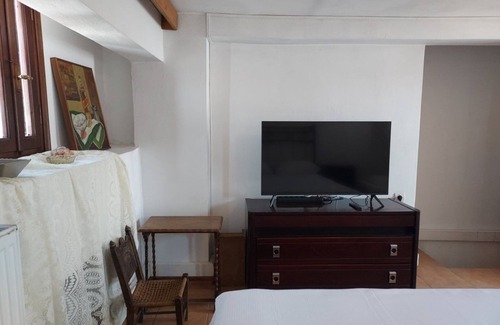 Skiros House | Experience Local Comfort with Family-Friendly Amenities
