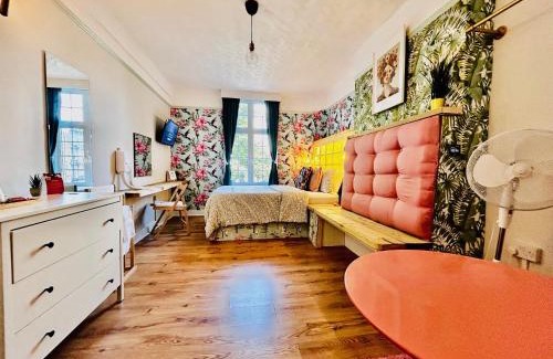 Notting Hill House | Stylish Stay at Rest Boutique Notting Hill with Kitchen Access