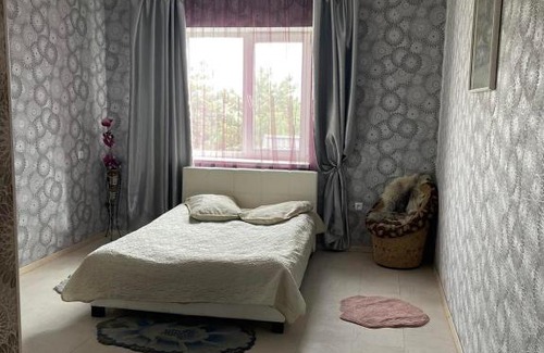 Bezlyudivka Apartment | Cozy Retreat: Family and Pet-Friendly Getaway with Hot Tub