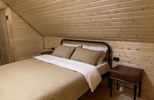 Glola Apartment | Inviting Rest House: Family-Friendly with Kitchen Amenities