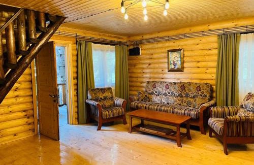 Glola Apartment | Inviting Rest House: Family-Friendly with Kitchen Amenities