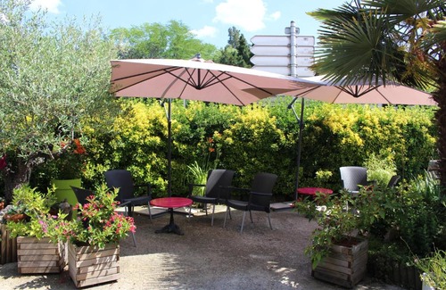 Parentis-en-Born Hotel | Relax at Rest 'In Born: Pet-Friendly with Restaurant Dining