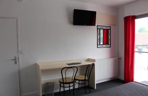 Parentis-en-Born Hotel | Relax at Rest 'In Born: Pet-Friendly with Restaurant Dining